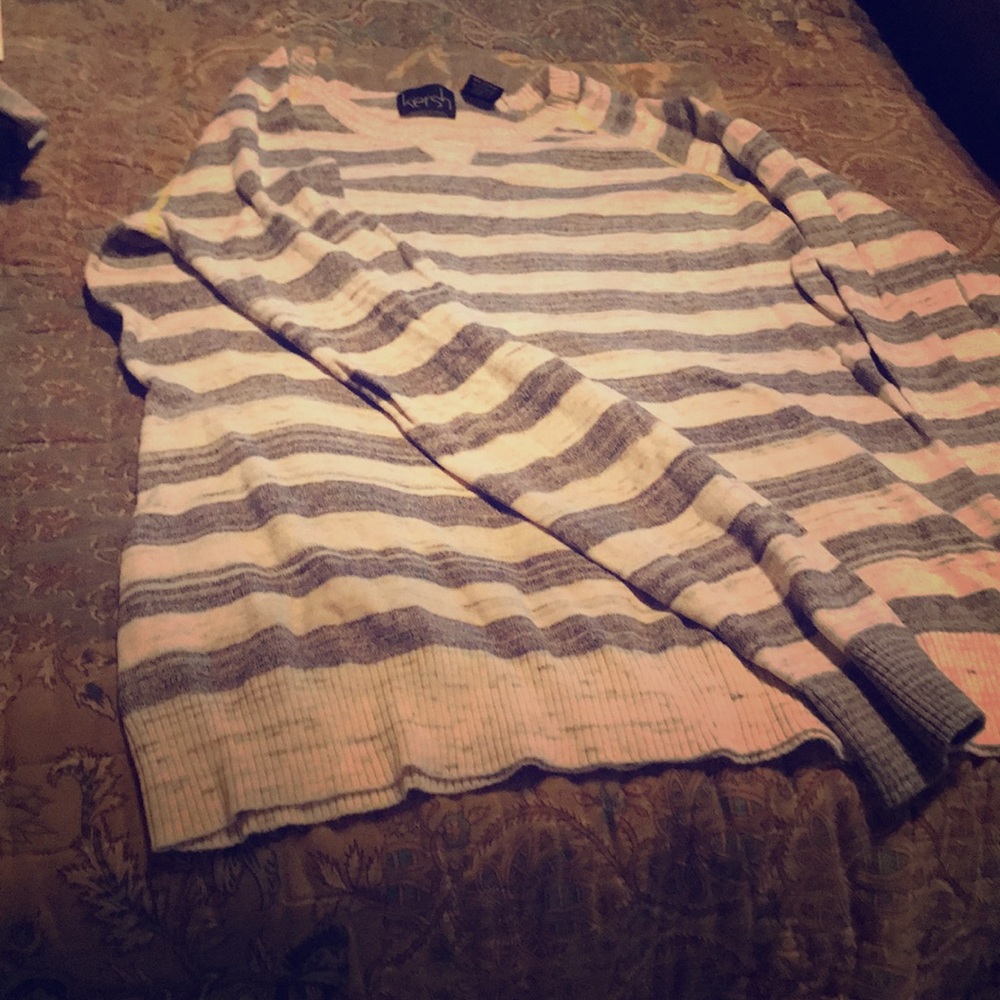 Top with cute details. Looks great with jeans